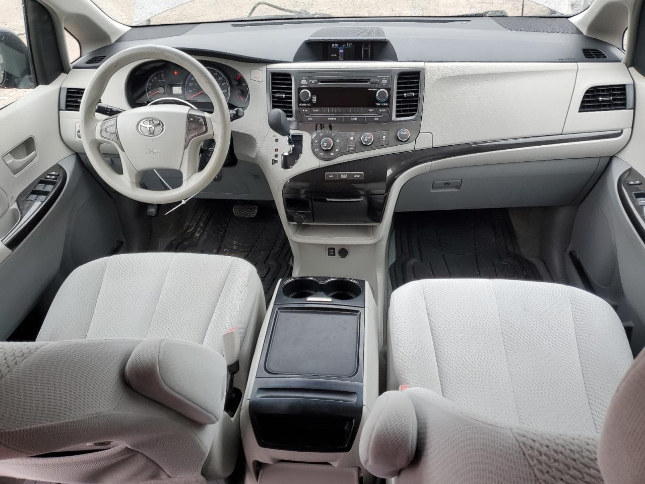 2012 Toyota Sienna Le V6 8 Passenger