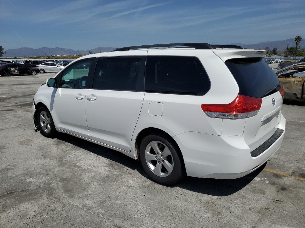 2013 Toyota Sienna Le - foto 2