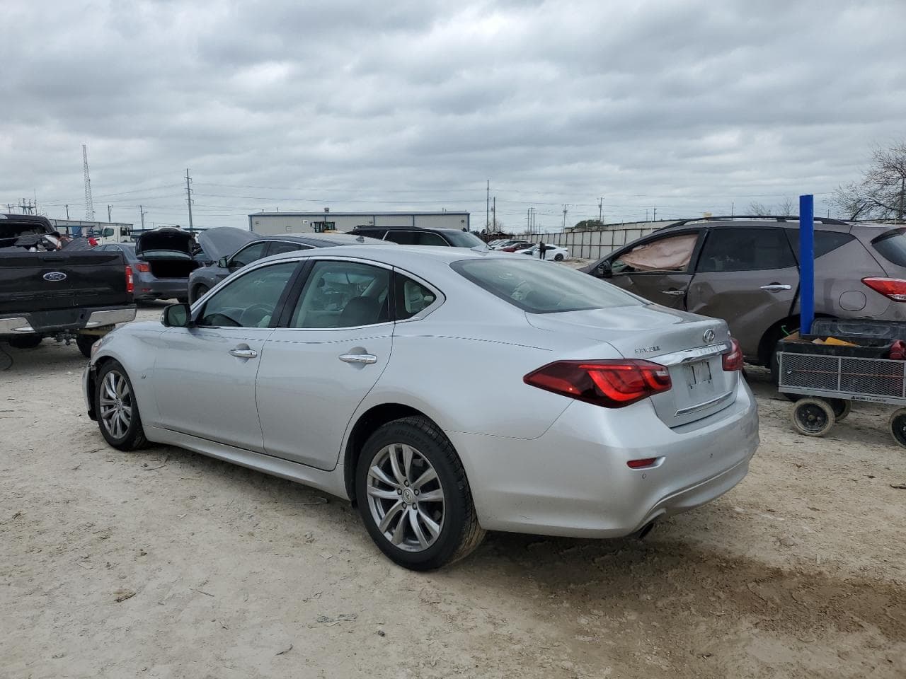 2015 Infiniti Q70 3.7 - foto 2