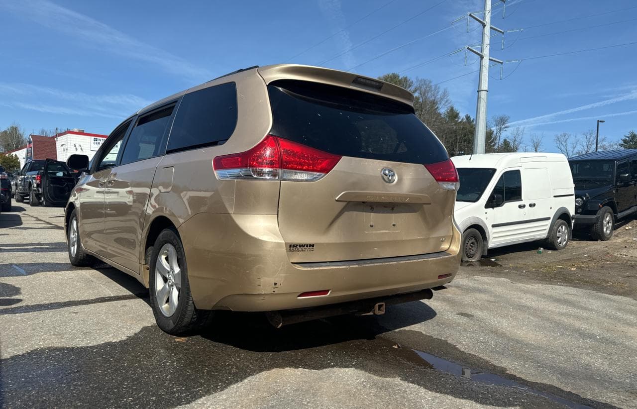 2012 Toyota Sienna Le - foto 3