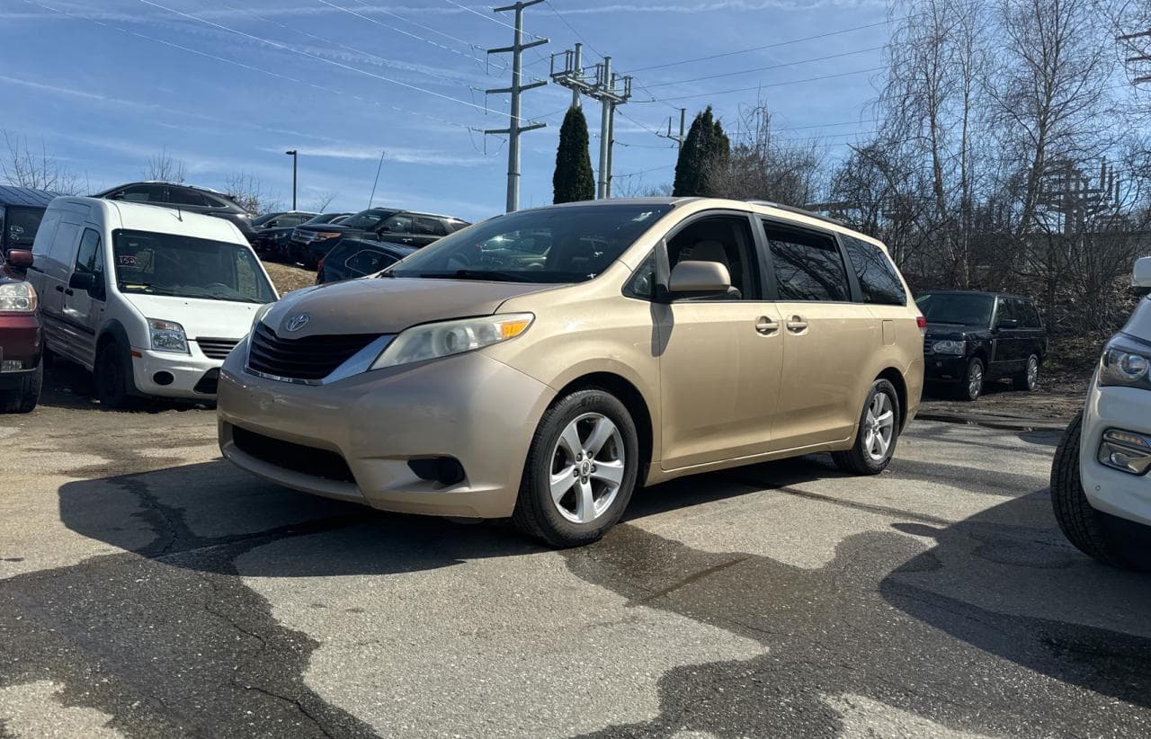 2012 Toyota Sienna Le - foto 2