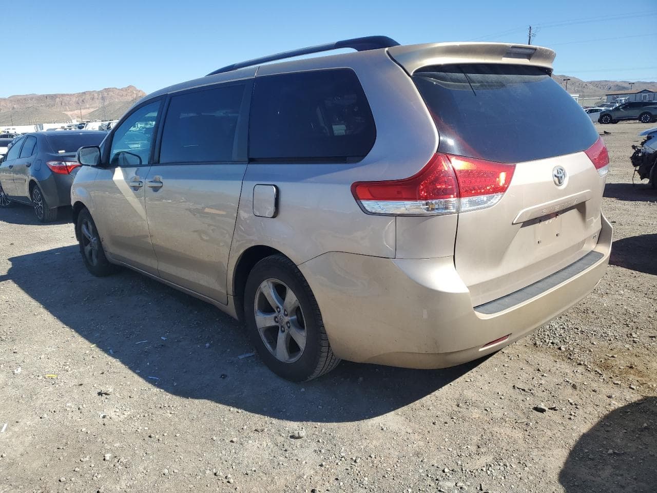 2013 Toyota Sienna Le - foto 2