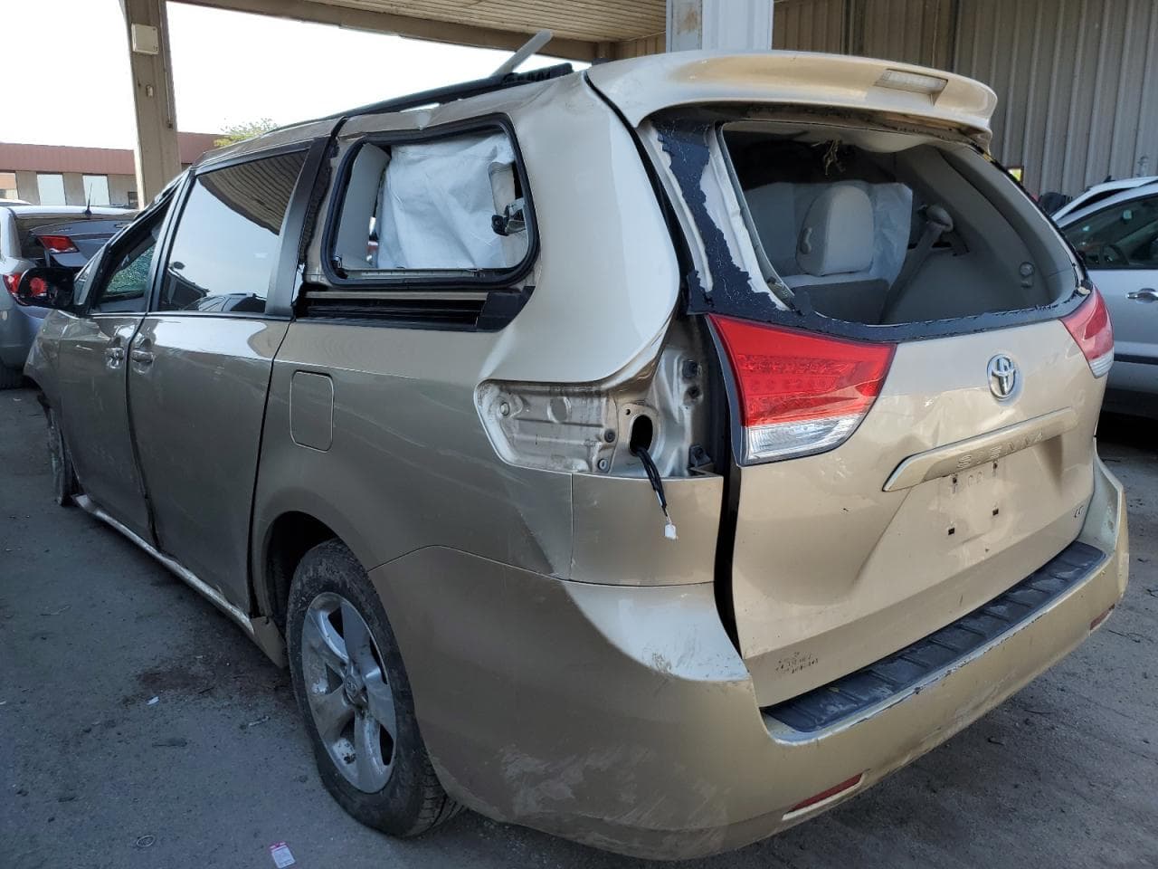 2013 Toyota Sienna Le - foto 2