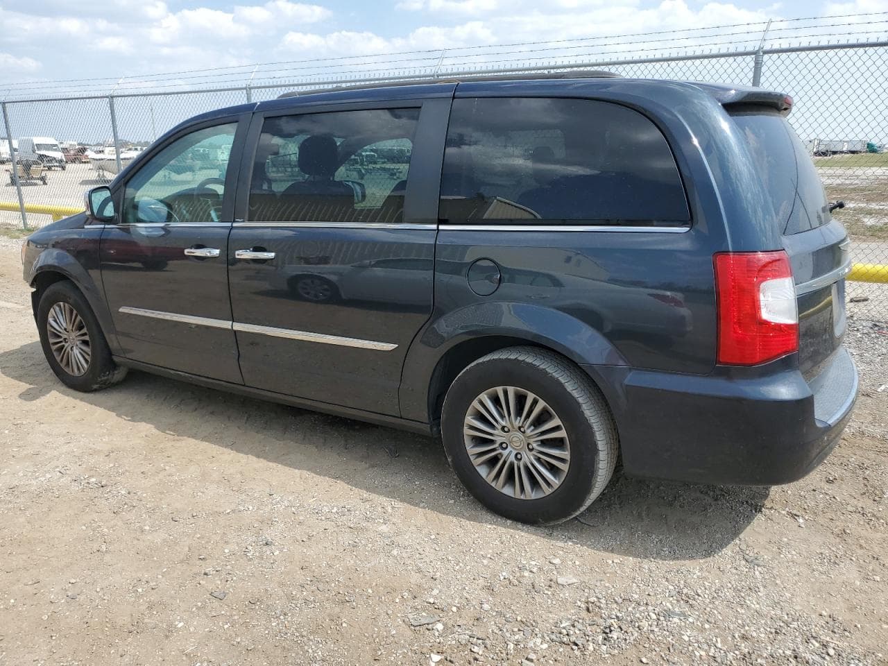 2014 Chrysler Town & Country Touring L - foto 2