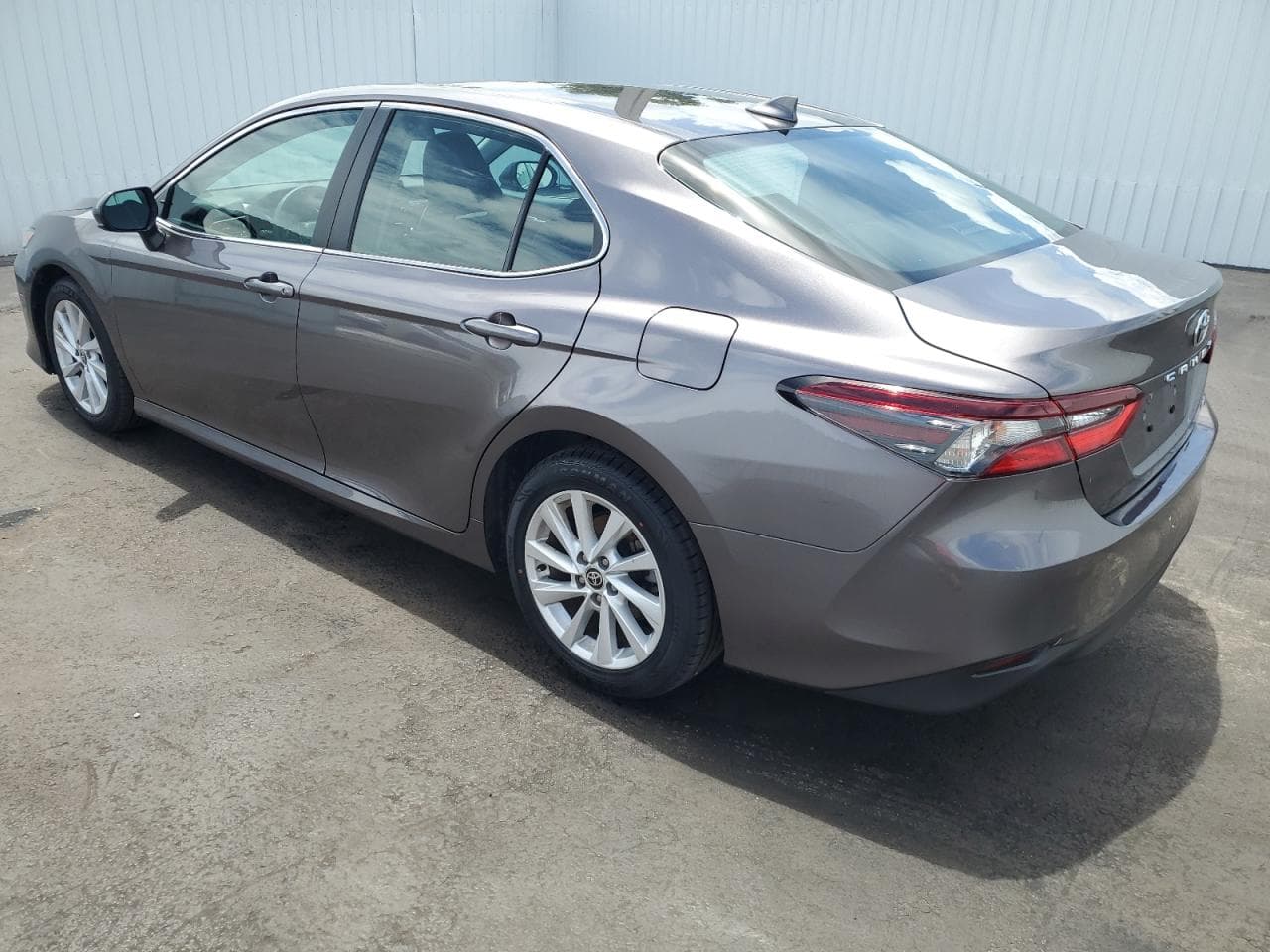 2022 Toyota Camry Le - foto 2