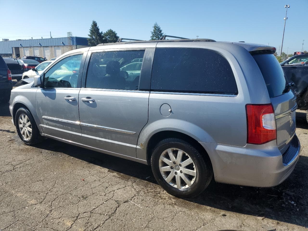 2014 Chrysler Town & Country Touring - foto 2