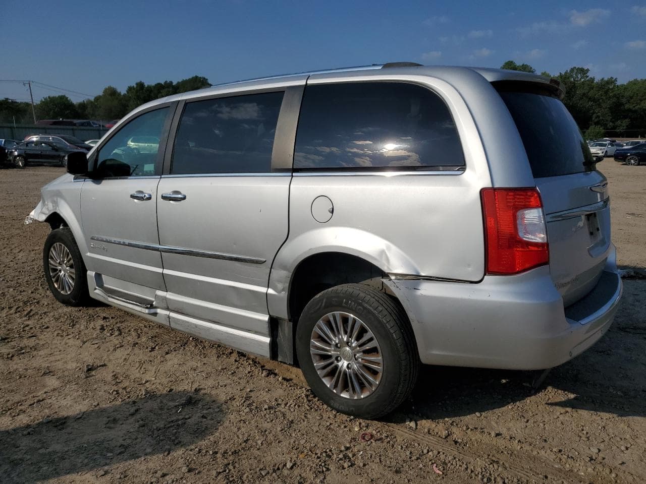 2011 Chrysler Town & Country Limited - foto 2