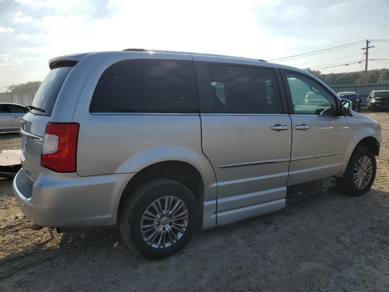 2011 Chrysler Town & Country Limited - foto 3