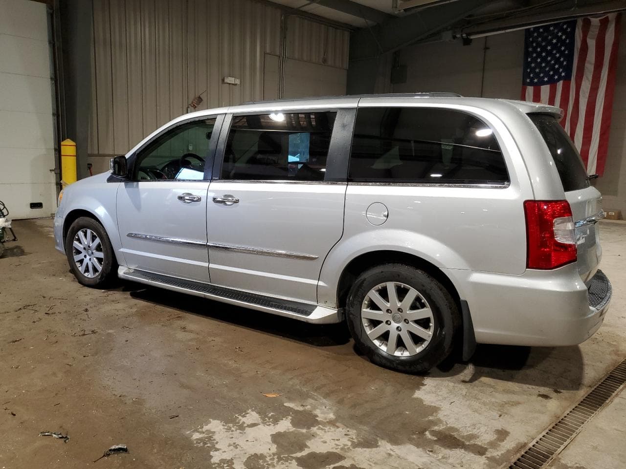 2011 Chrysler Town & Country Touring-L - foto 2