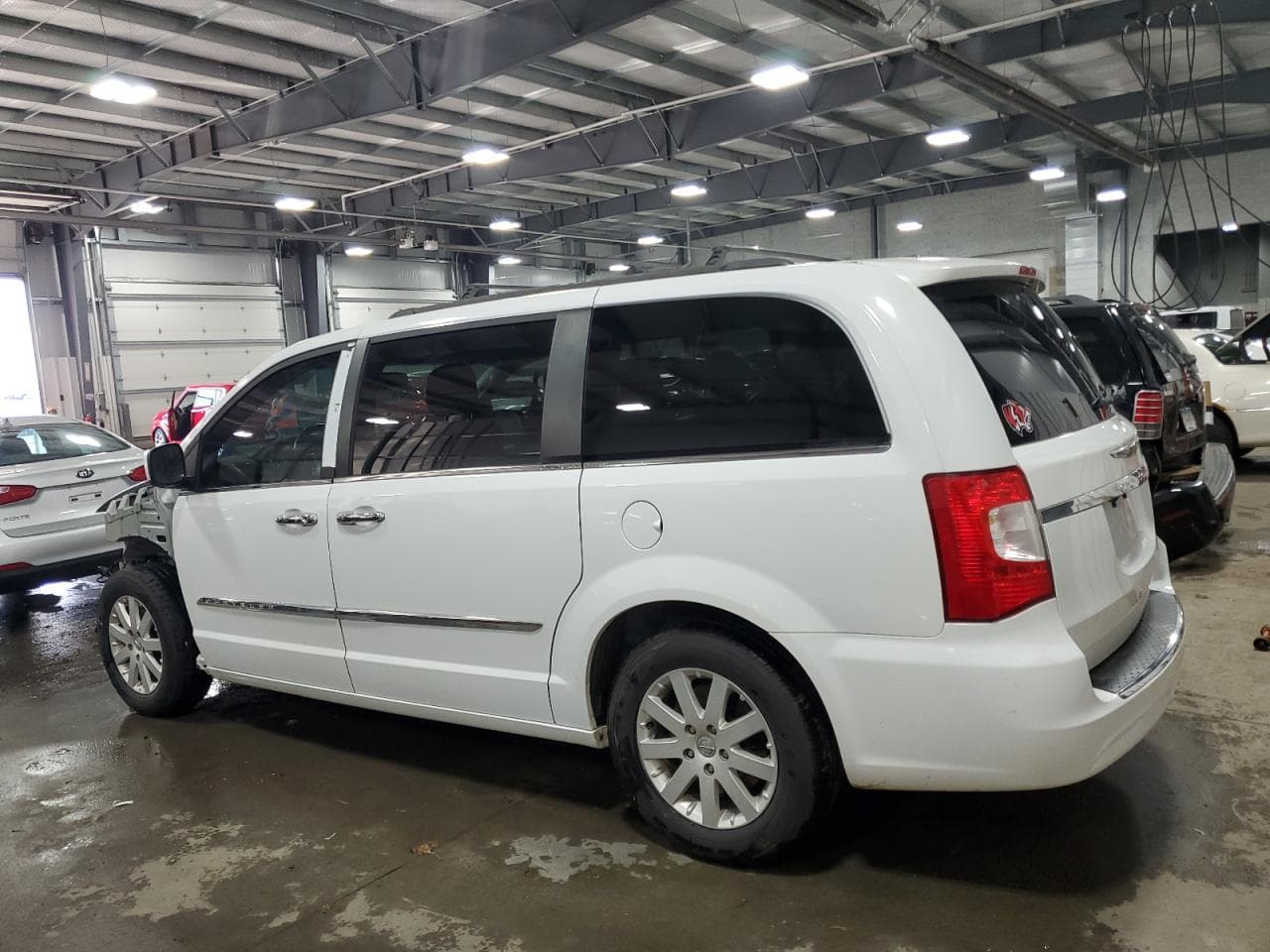 2015 Chrysler Town & Country Touring - foto 2