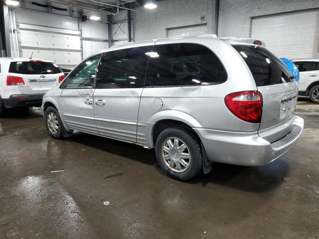 2004 Chrysler Town & Country Touring - foto 2
