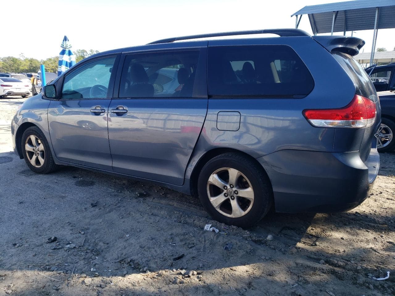 2013 Toyota Sienna Le - foto 2