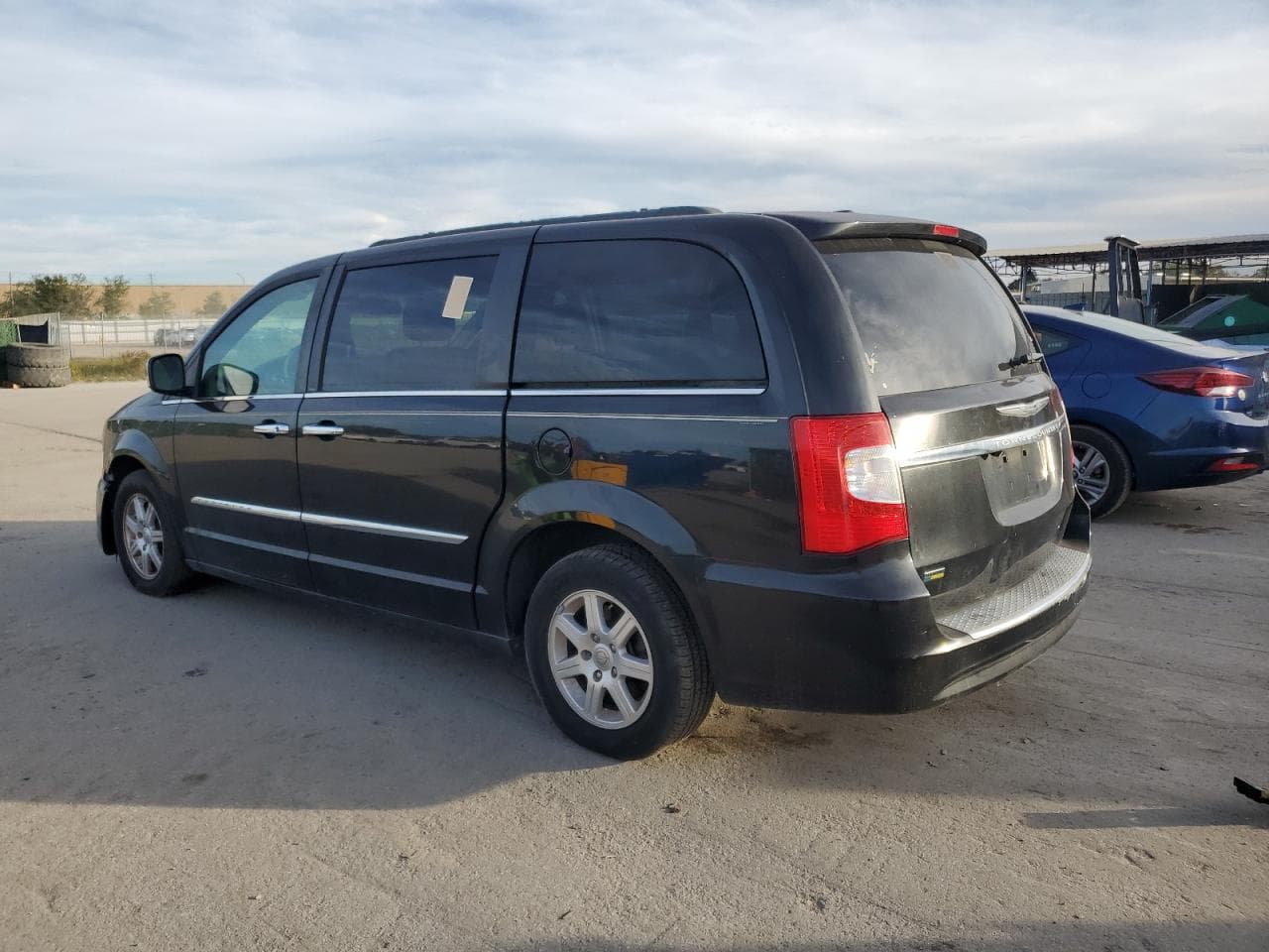 2012 Chrysler Town & Country Touring - foto 2
