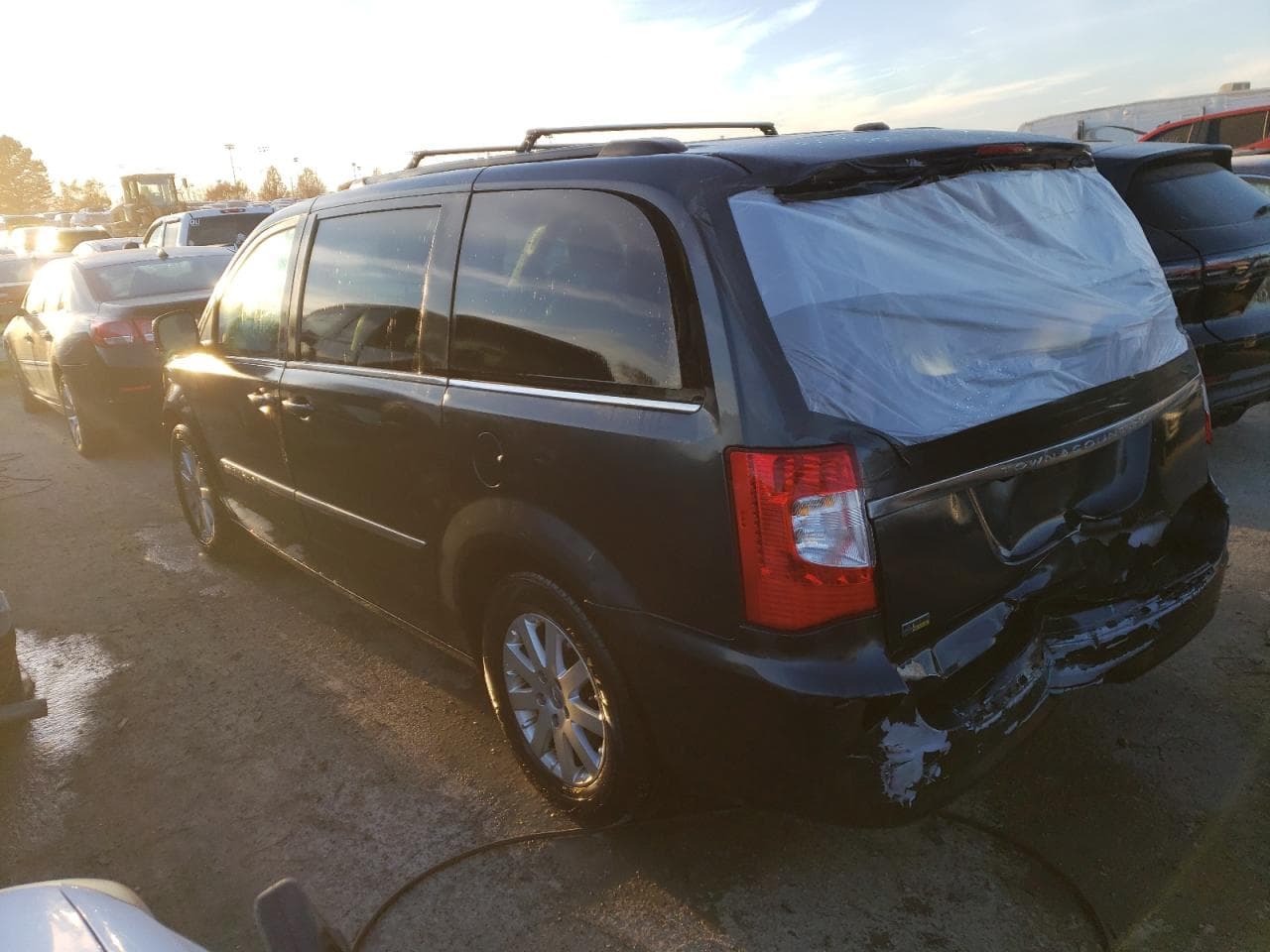 2014 Chrysler Town & Country Touring - foto 2