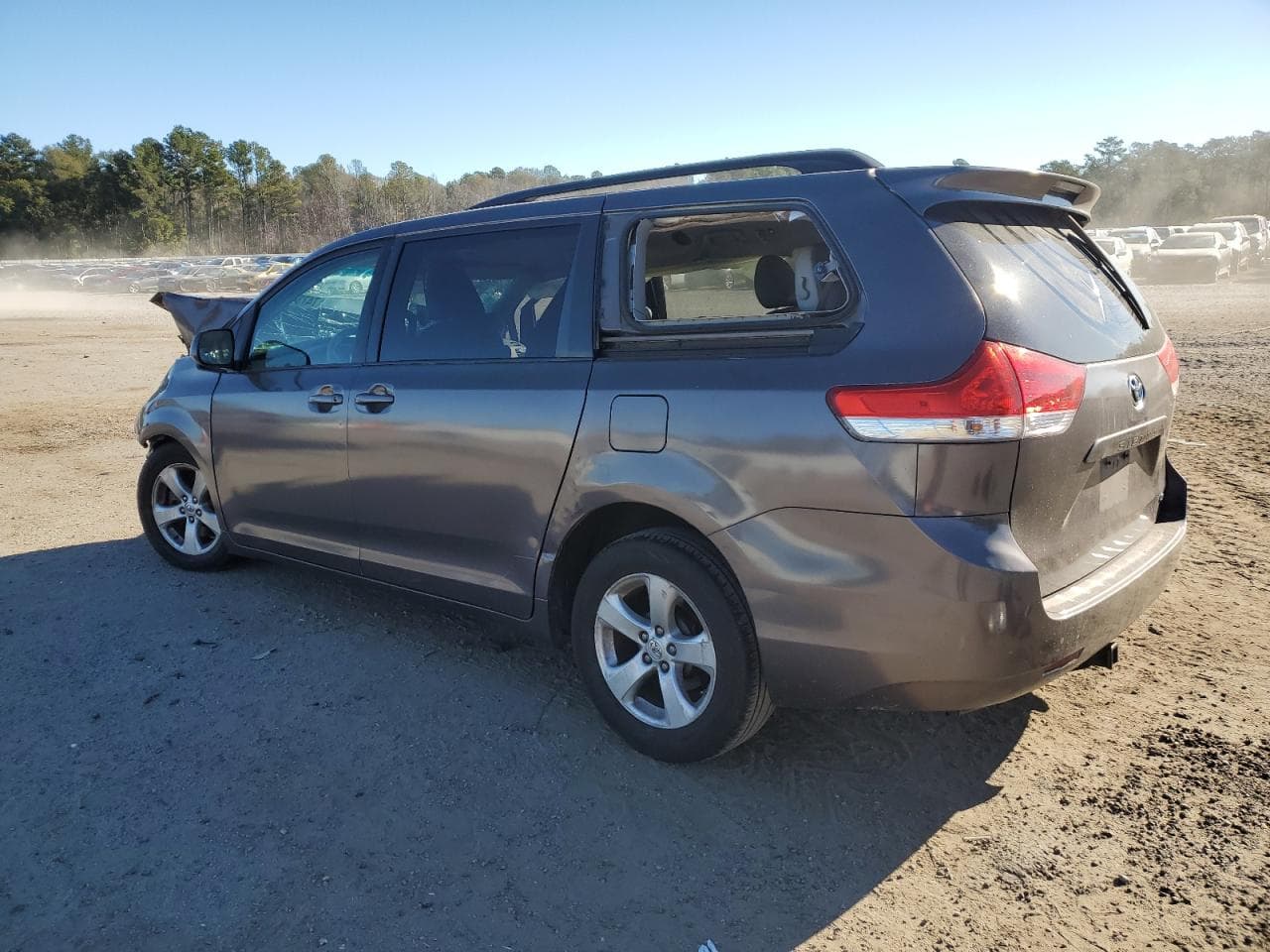 2013 Toyota Sienna Le - foto 2