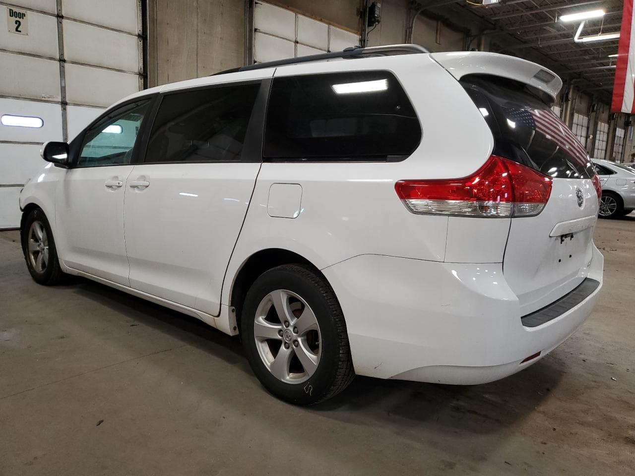 2013 Toyota Sienna Le - foto 2