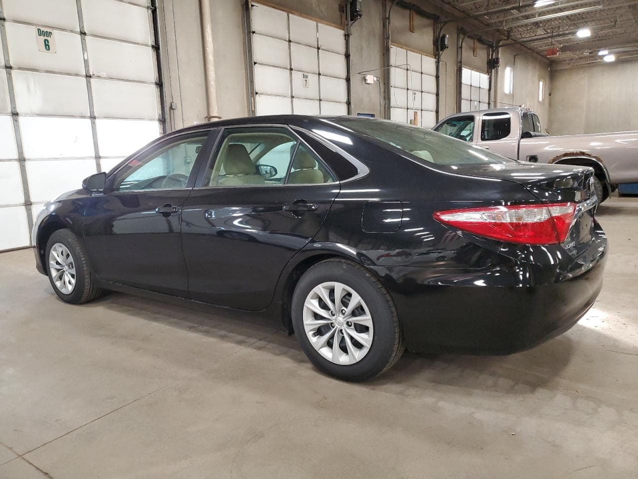 2015 Toyota Camry Le - foto 2
