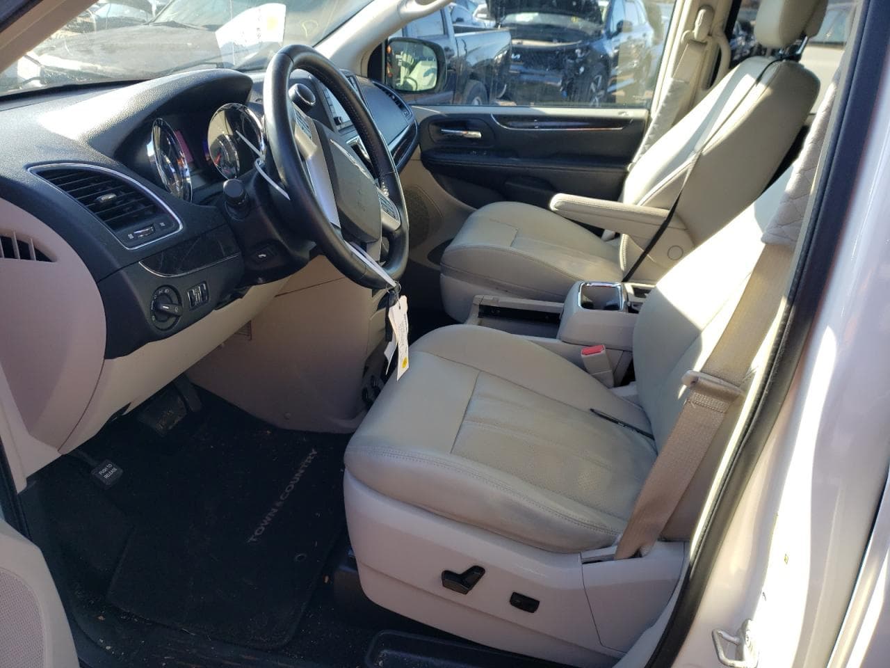 2012 Chrysler Town & Country Touring - foto 2