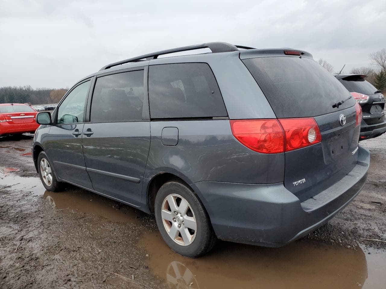 2010 Toyota Sienna Le - foto 2