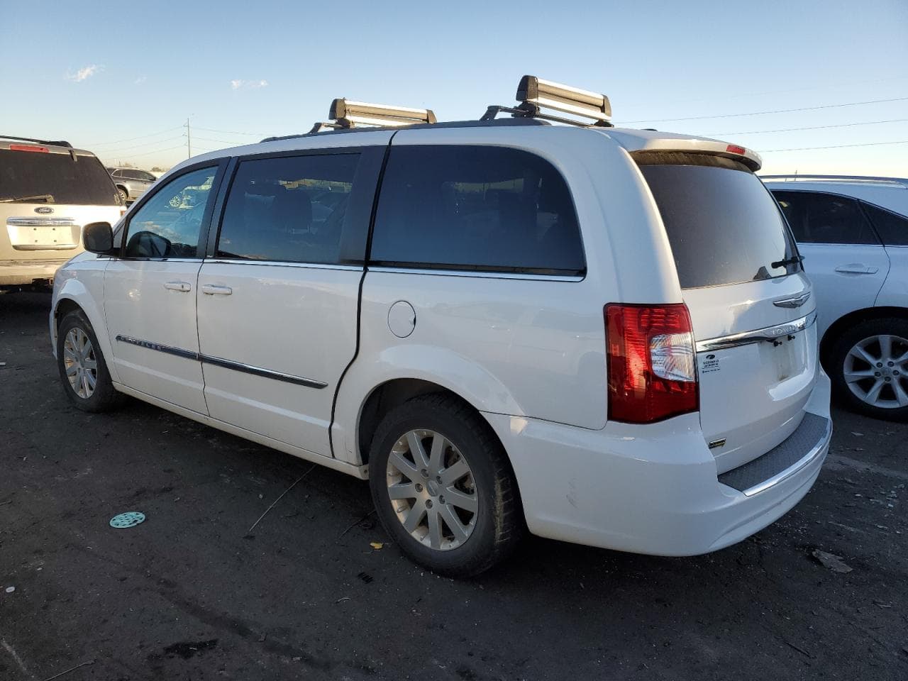 2014 Chrysler Town & Country Touring - foto 2