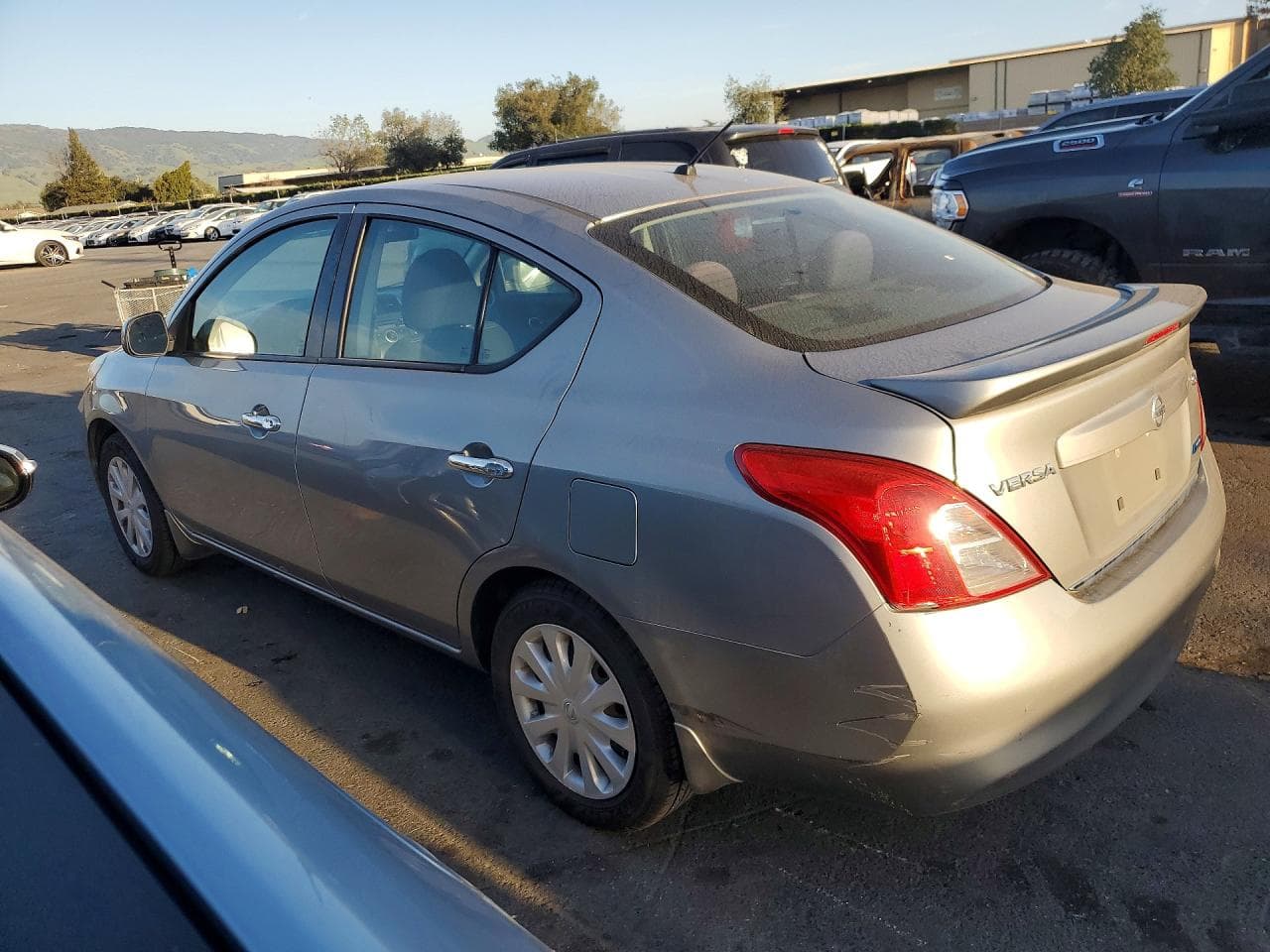2014 Nissan Versa S - foto 2