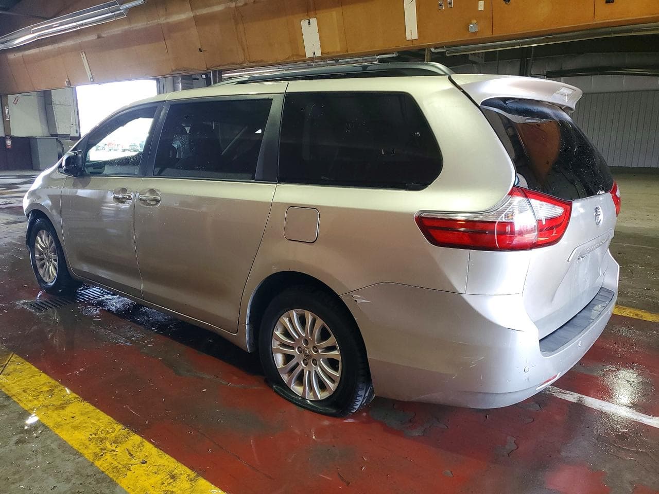 2015 Toyota Sienna Xle 8-Passenger - foto 2