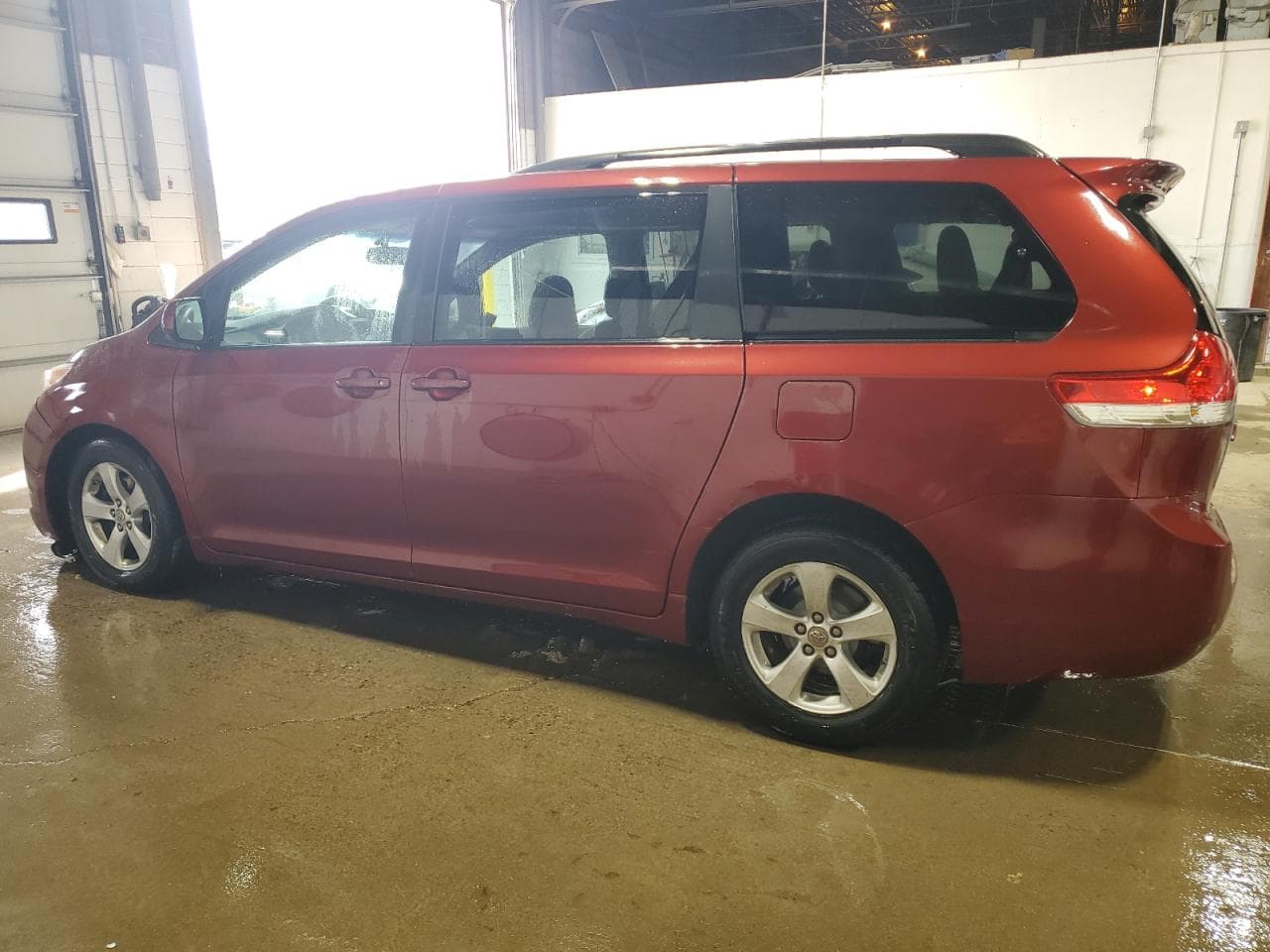 2013 Toyota Sienna Le - foto 2