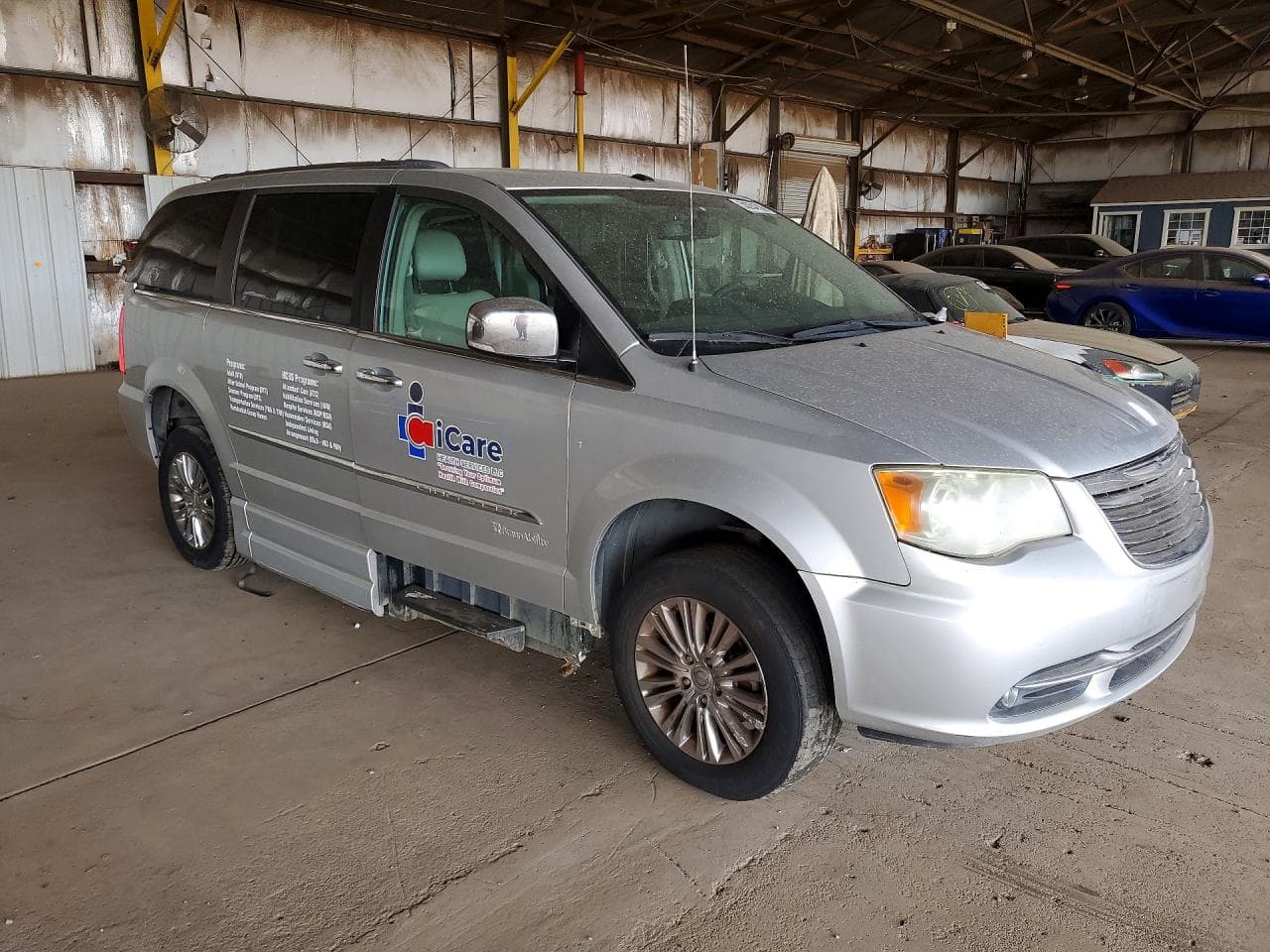 2011 Chrysler Town & Country Limited - foto 4