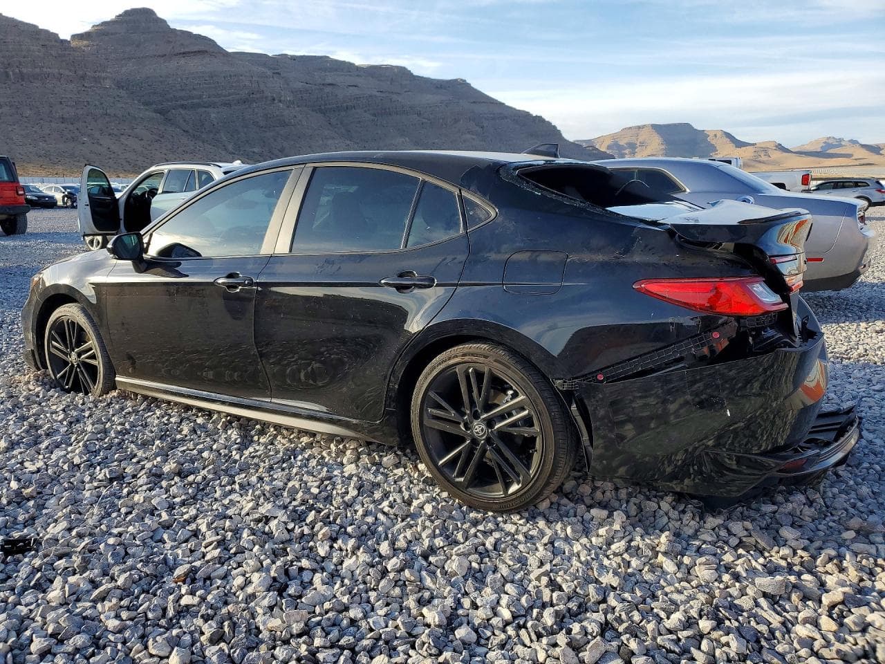 2026 Toyota Camry Nightshade - foto 2