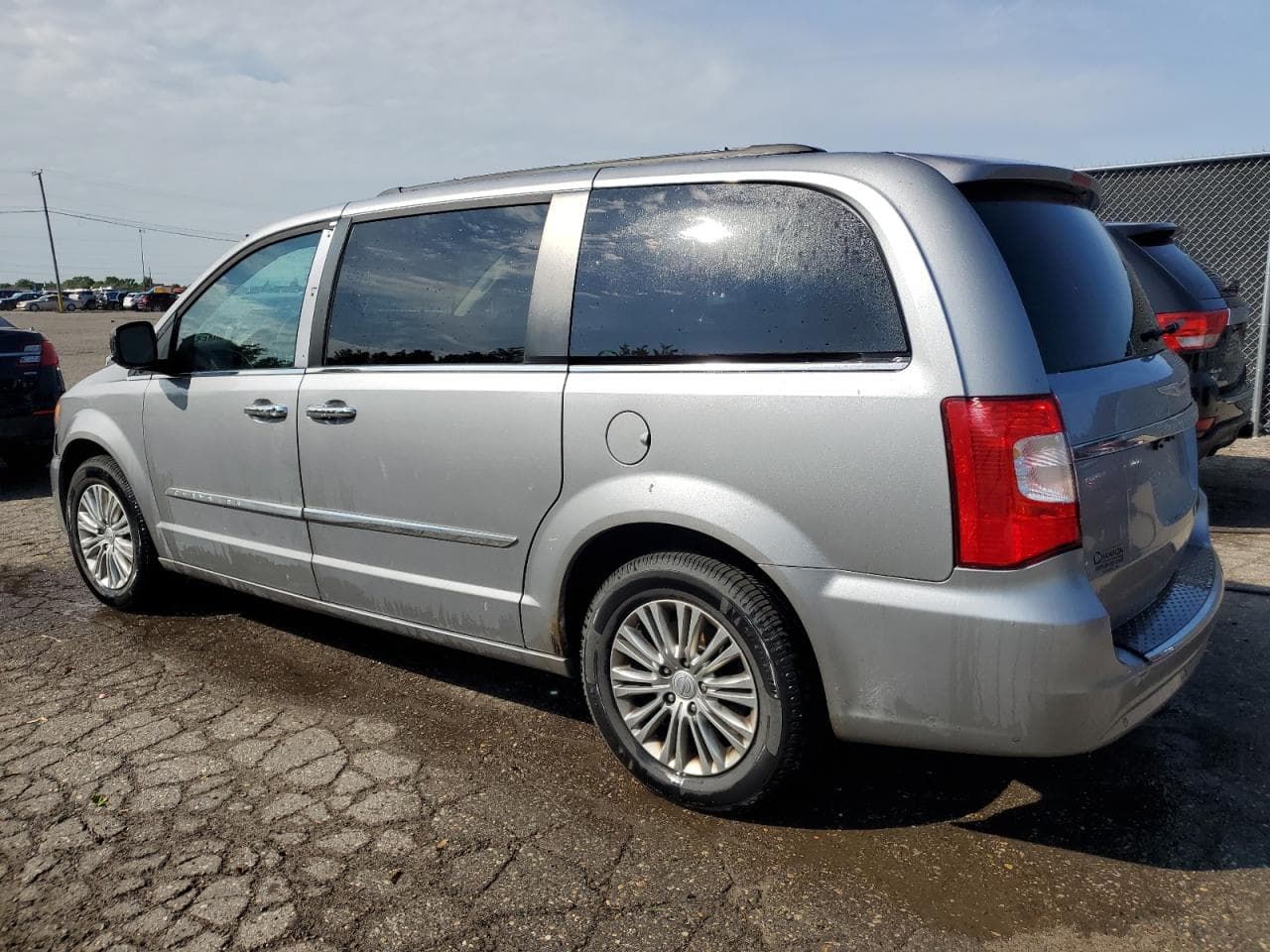 2015 Chrysler Town & Country Touring L - foto 2