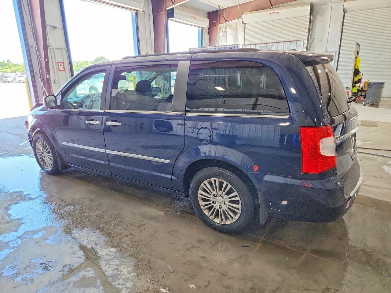 2013 Chrysler Town & Country Touring L - foto 2