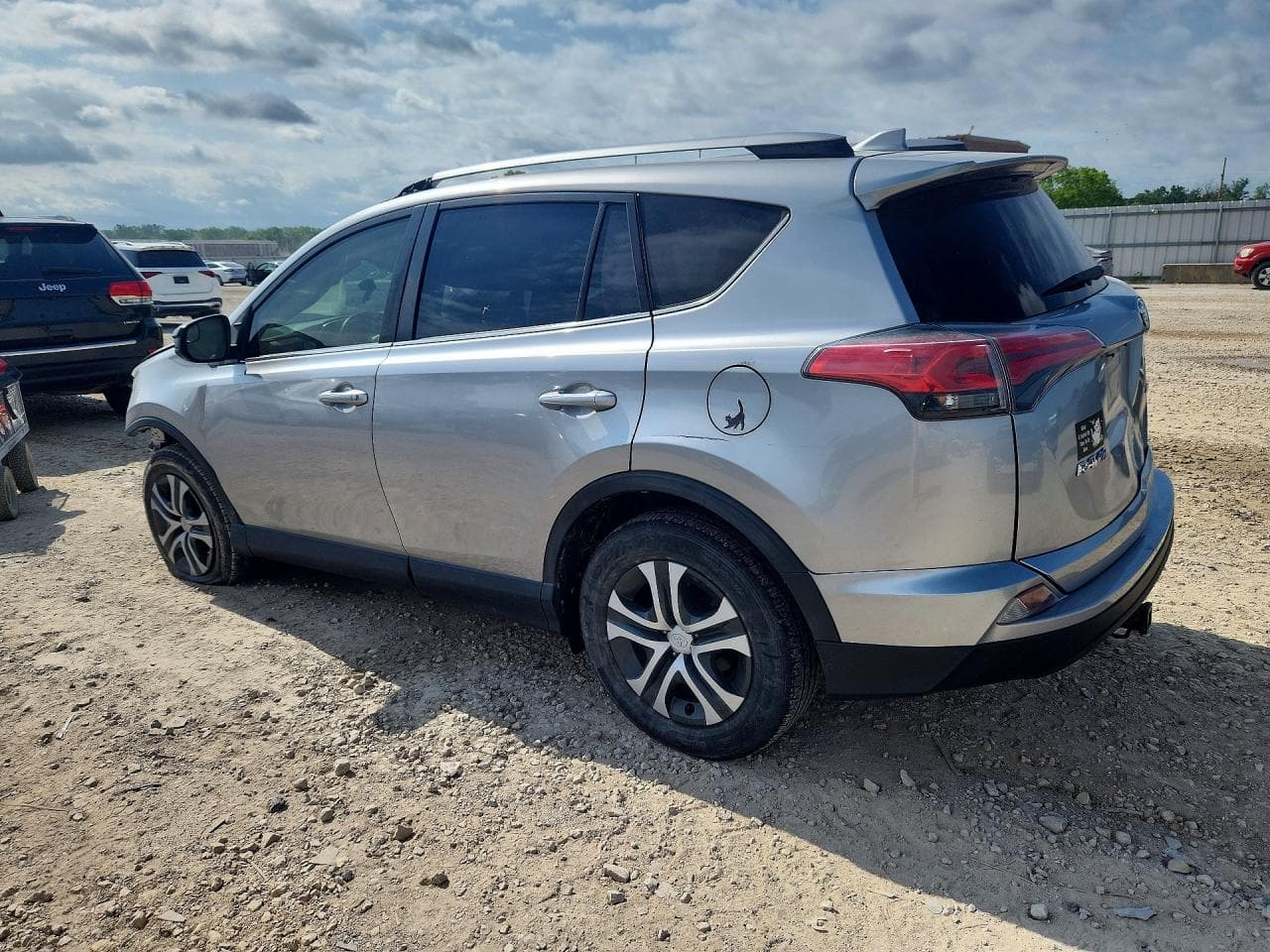 2018 Toyota Rav4 Le - foto 2