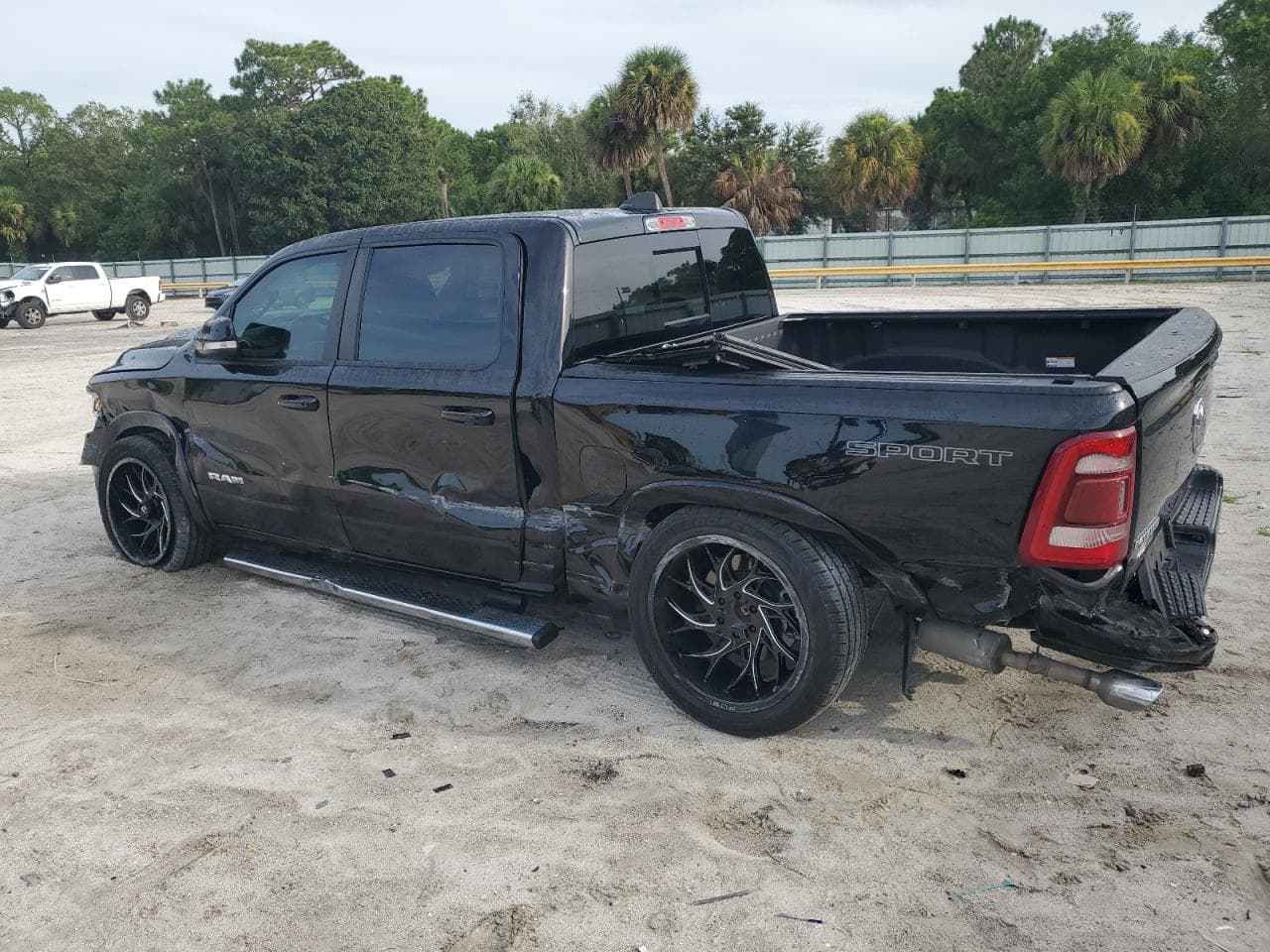 2021 Ram 1500 Laramie - foto 2