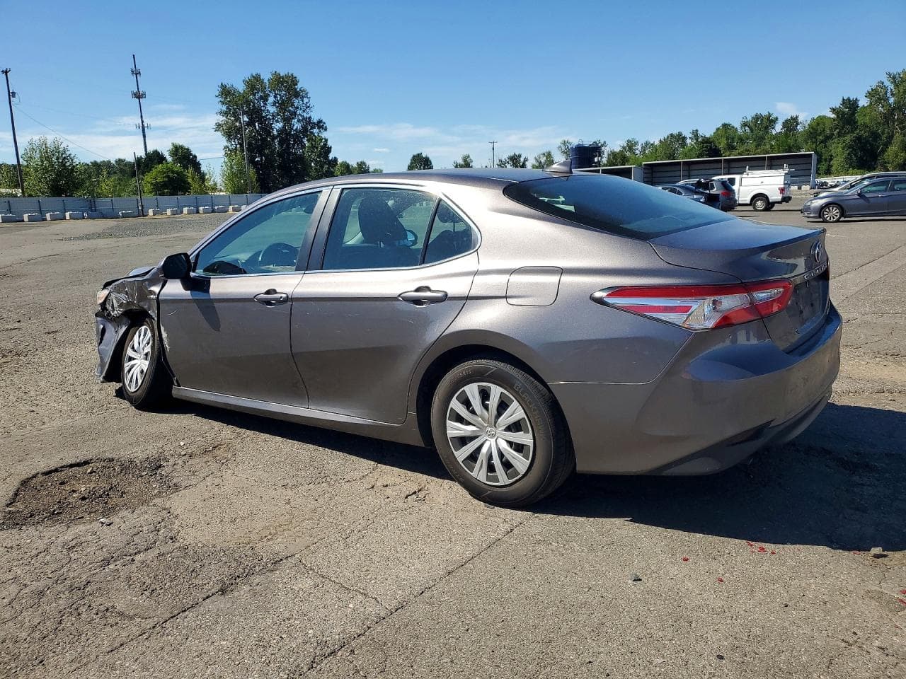 2020 Toyota Camry Le - foto 2