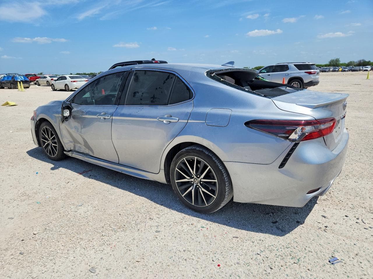 2021 Toyota Camry Se - foto 2