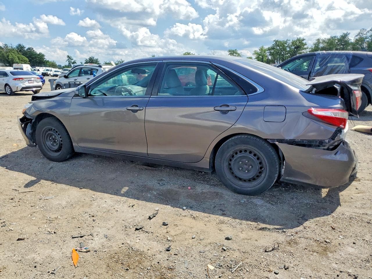 2016 Toyota Camry Le - foto 2