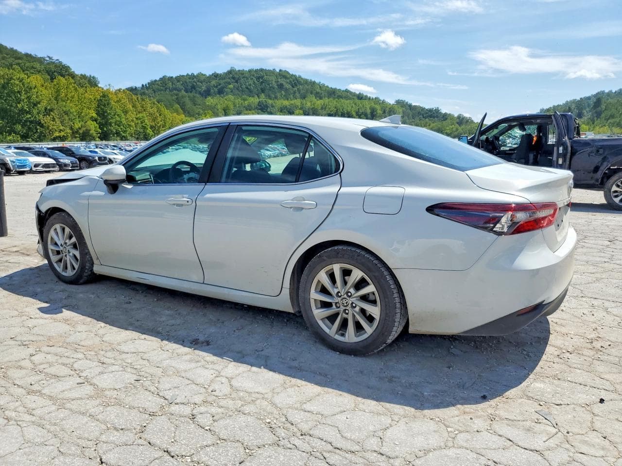 2022 Toyota Camry Le - foto 2