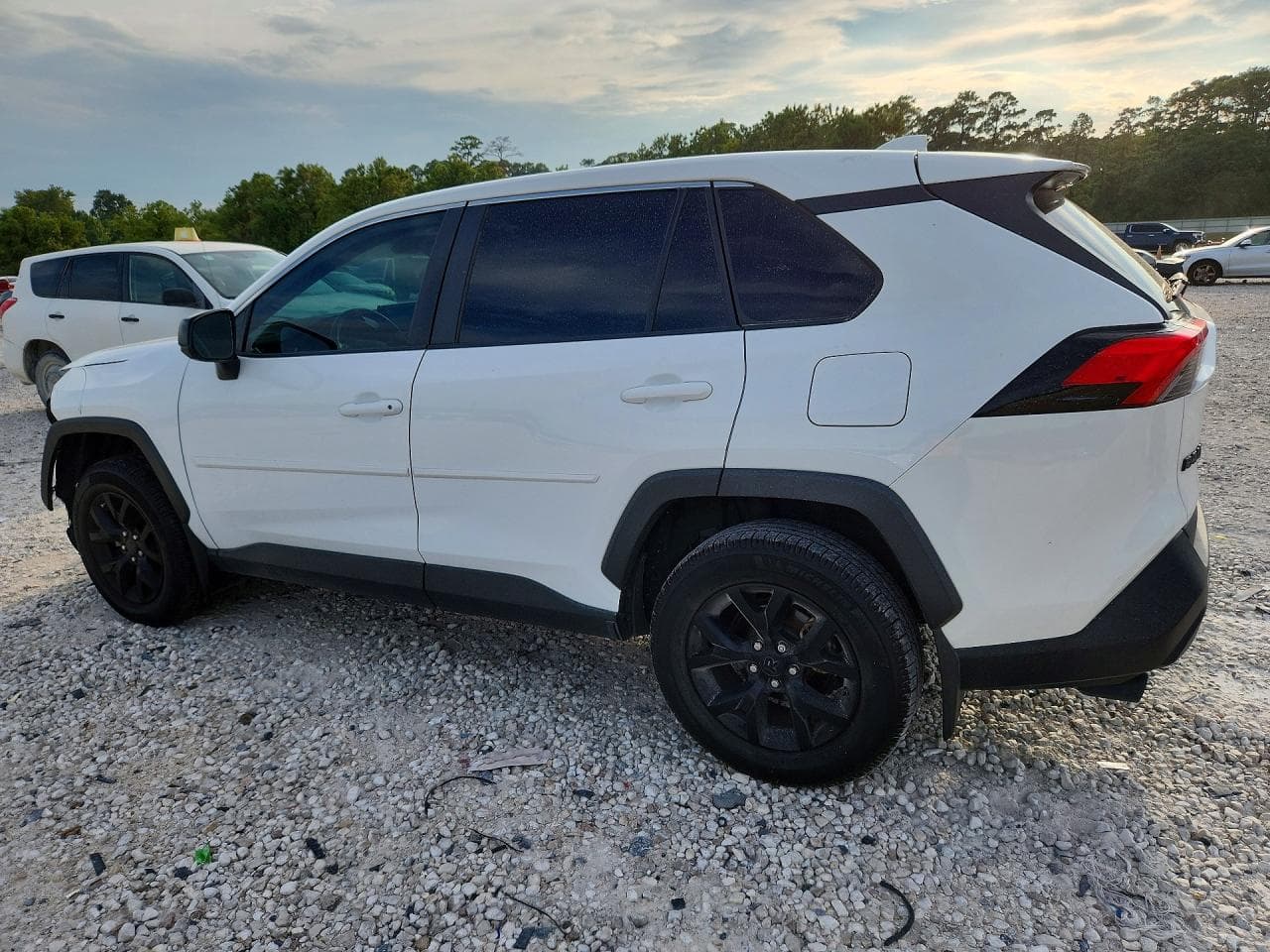 2022 Toyota Rav4 Le - foto 2
