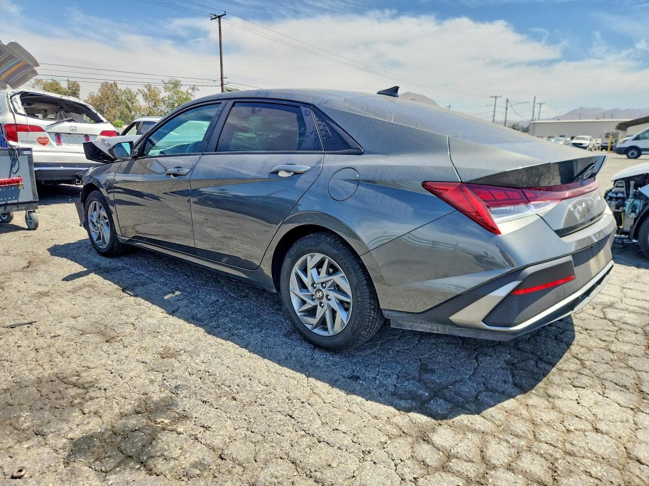2025 Hyundai Elantra - foto 2
