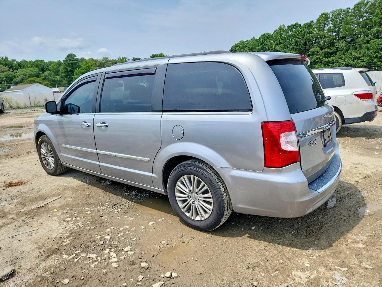 2016 Chrysler Town & Country Touring L - foto 2