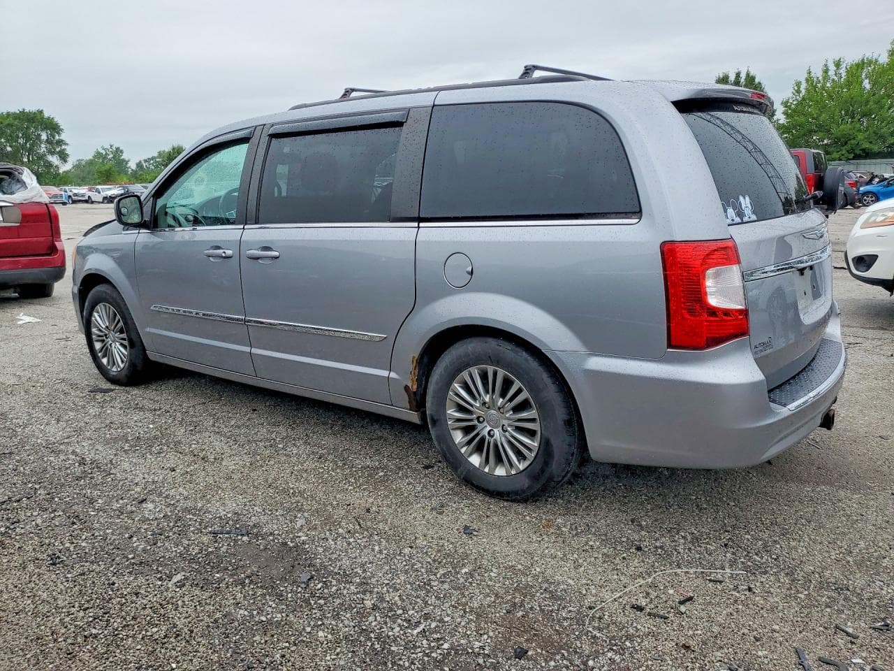 2013 Chrysler Town & Country Touring L - foto 2
