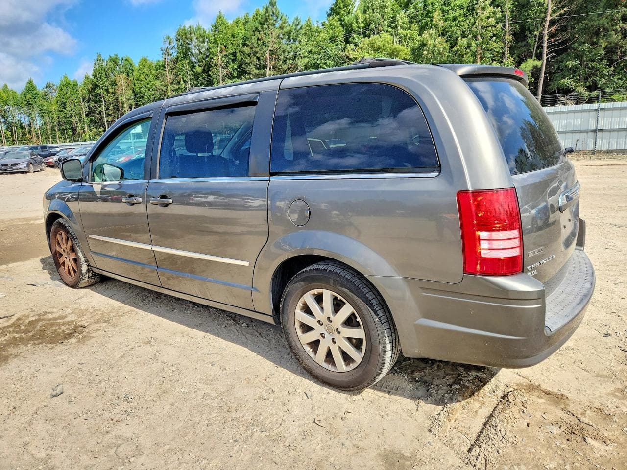 2010 Chrysler Town & Country Touring Plus - foto 2