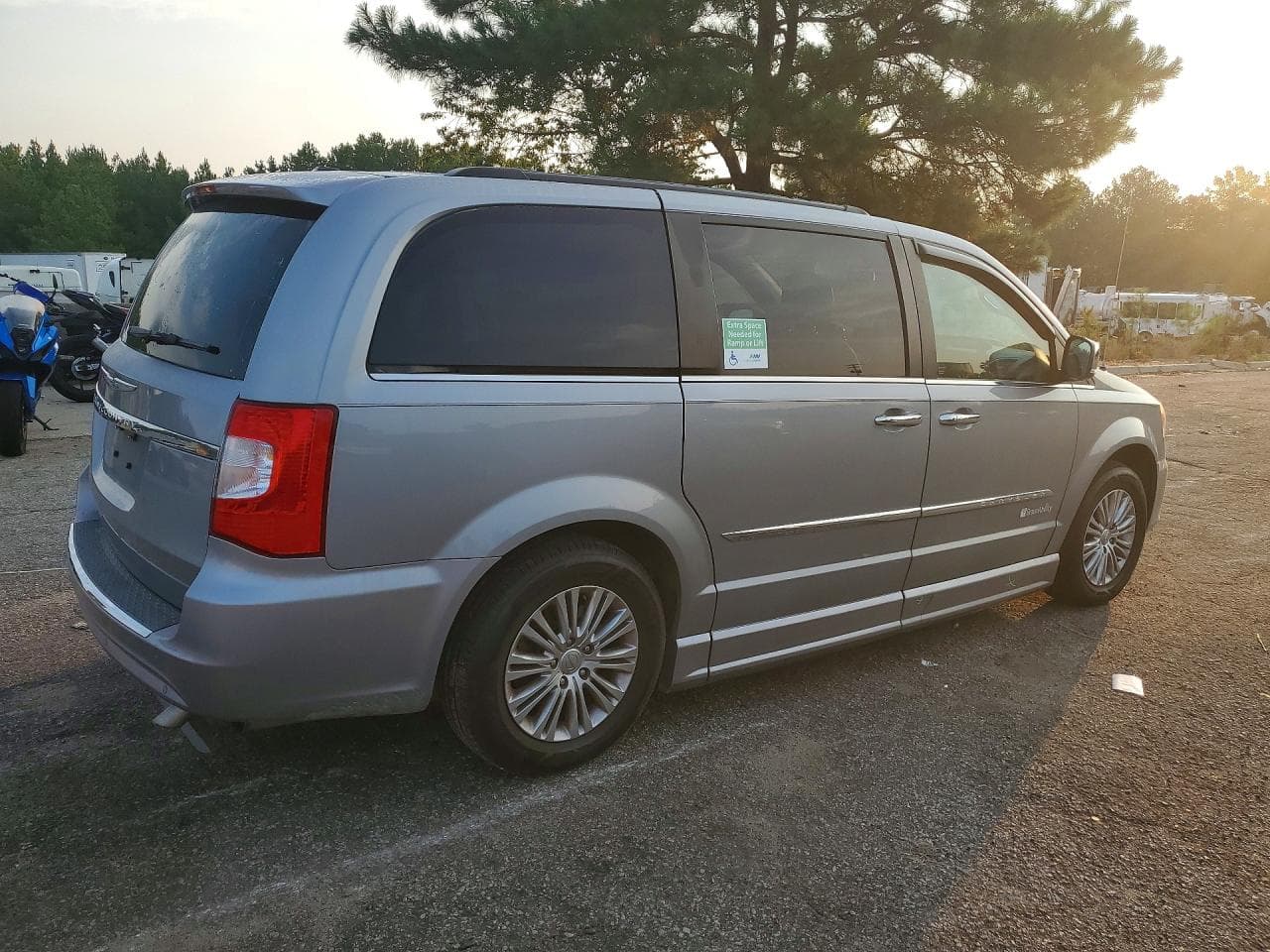 2015 Chrysler Town & Country Touring L - foto 3