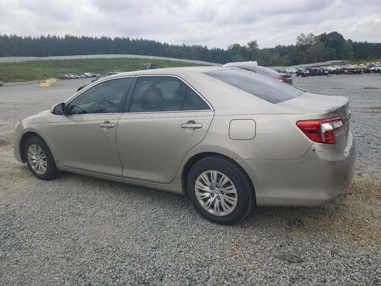 2014 Toyota Camry L - foto 2