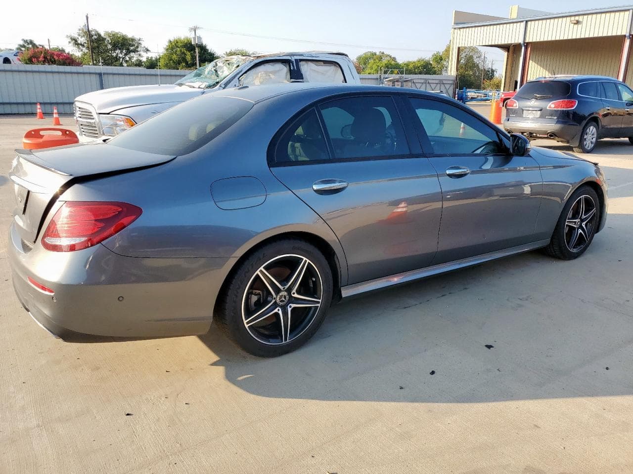2018 Mercedes-Benz E 300 - foto 3