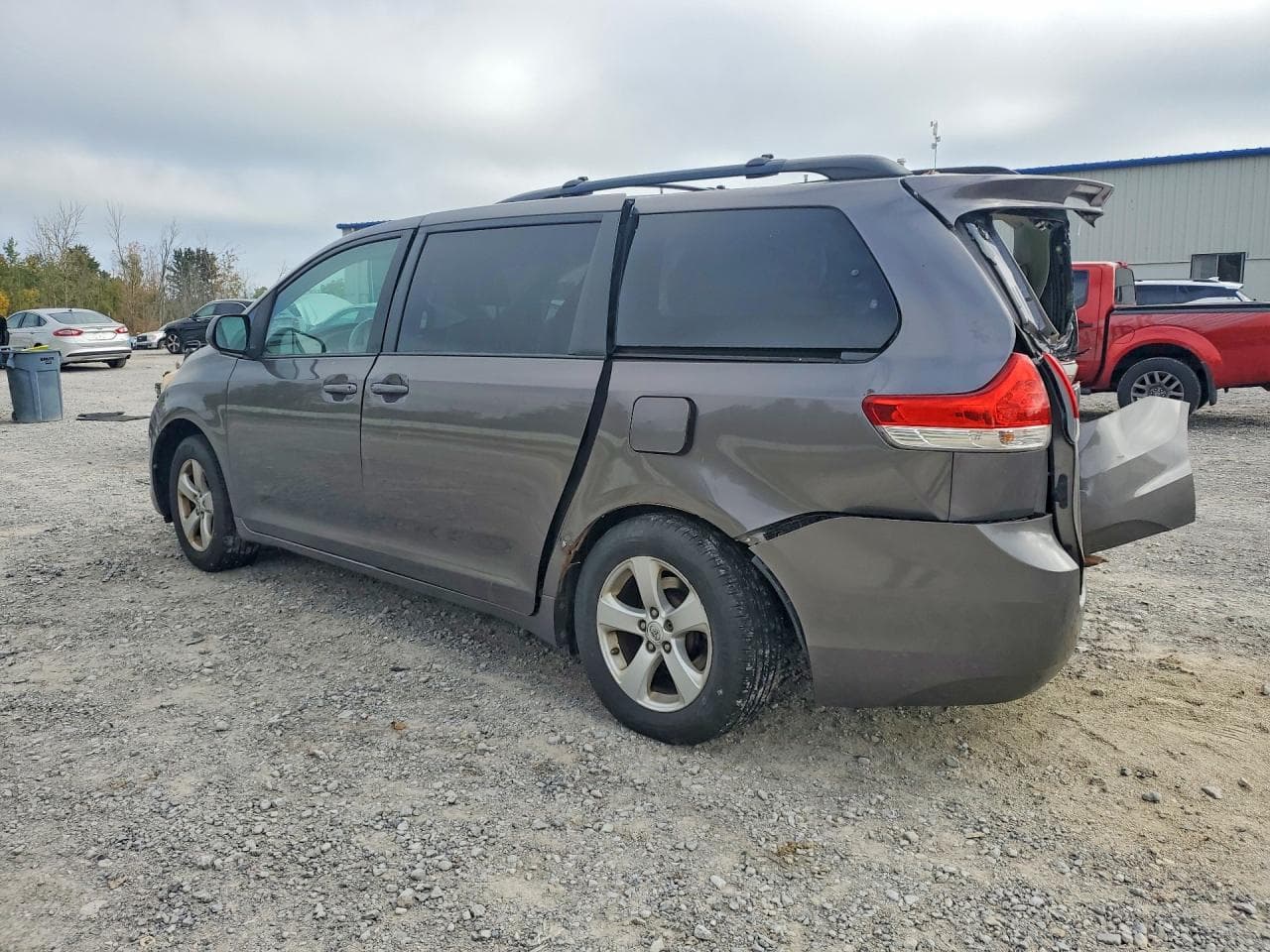 2011 Toyota Sienna Le - foto 2