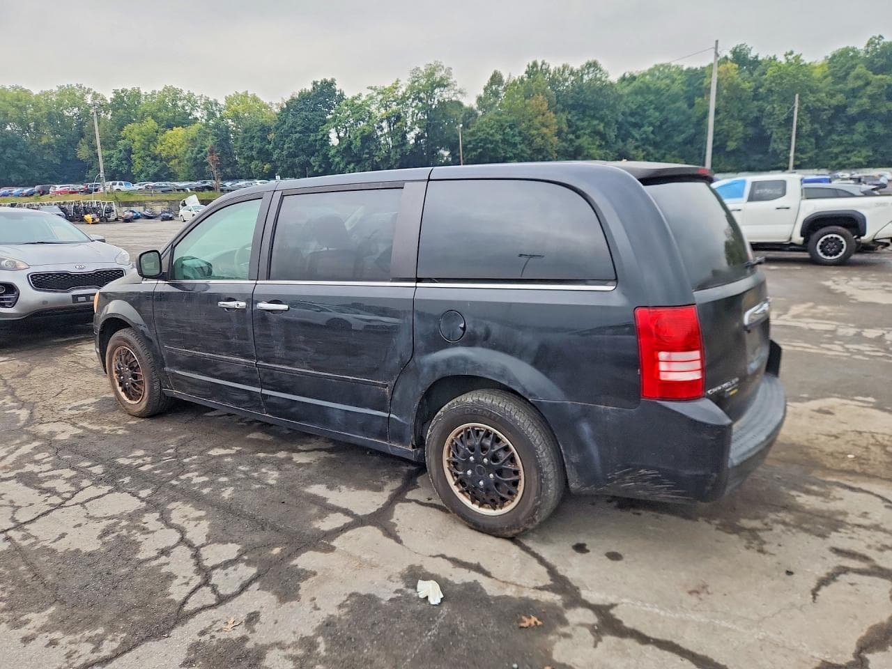 2010 Chrysler Town & Country Lx - foto 2