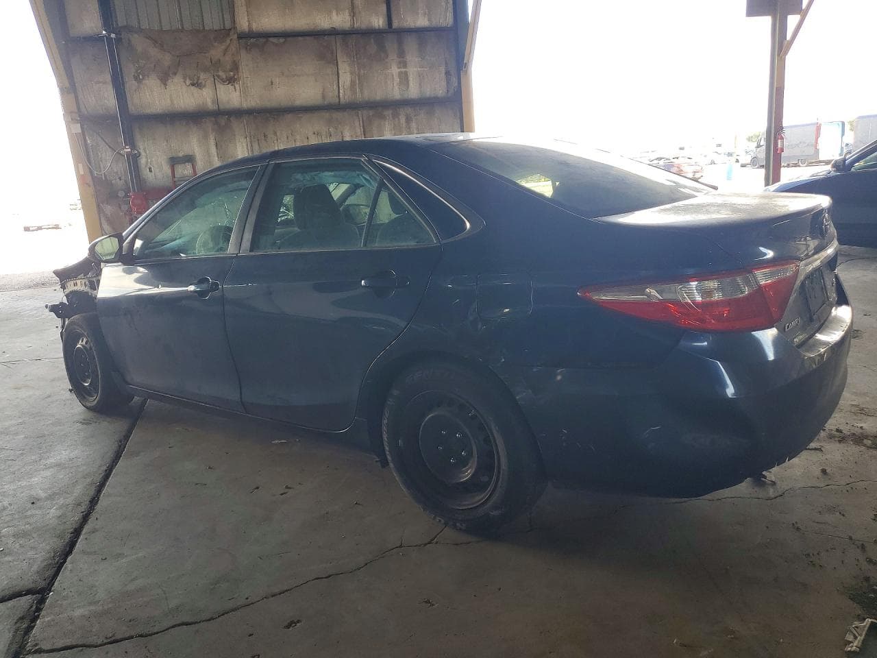 2015 Toyota Camry Le - foto 2