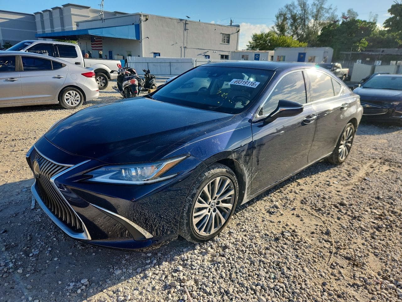 Lexus ES 2020 z USA