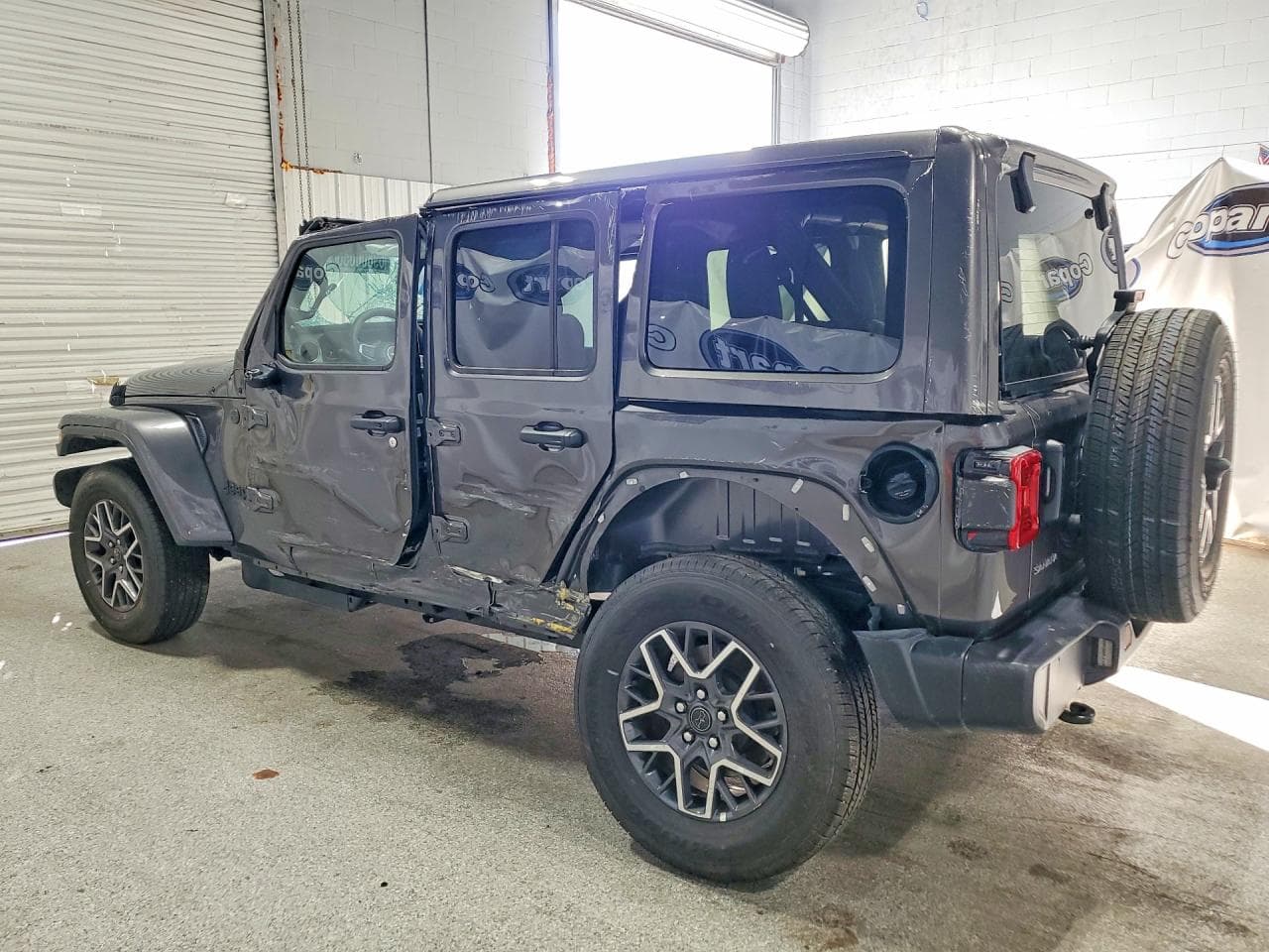 2026 Jeep Wrangler Sahara - foto 2